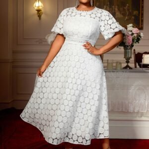 Robe en dentelle de couleur blanc